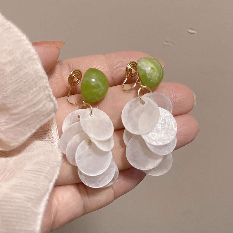 The shell tassel earrings are a must-have for women in spring and summer. They are a new 2024 bestseller with a touch of elegance and a sense of luxury and sophistication Specification drawing