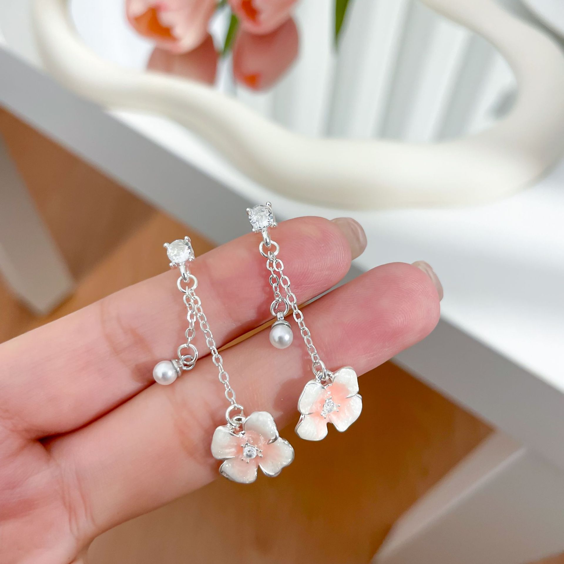 Original design, light luxury, gradient floral stud earrings, enamel tassels, new summer versatile earrings, sweet earrings Specification drawing