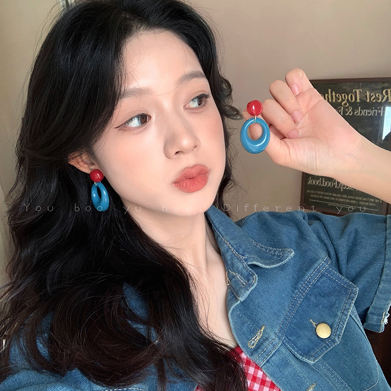 Retro Hong Kong-style blue circle earrings for women, 2024 new autumn and winter collection, with niche design and exaggerated earrings full figure