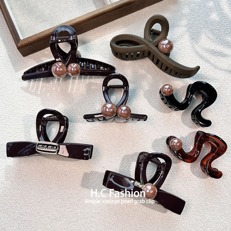 A new Korean-style hair clip for the back of the head, featuring a high-end, niche and light luxury hairpin and a feminine bow shark clip hair accessory details Picture