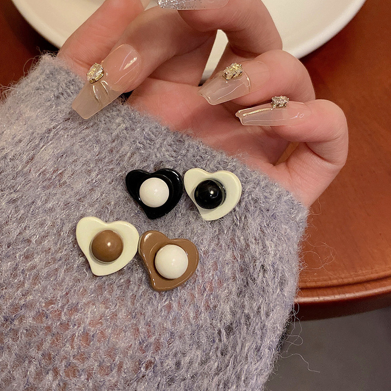 S925 silver stud earrings with contrasting colors, heart-shaped earrings, exude a sense of fashion and sophistication for women. They are simple and versatile, making them a bestseller for autumn and winter full figure