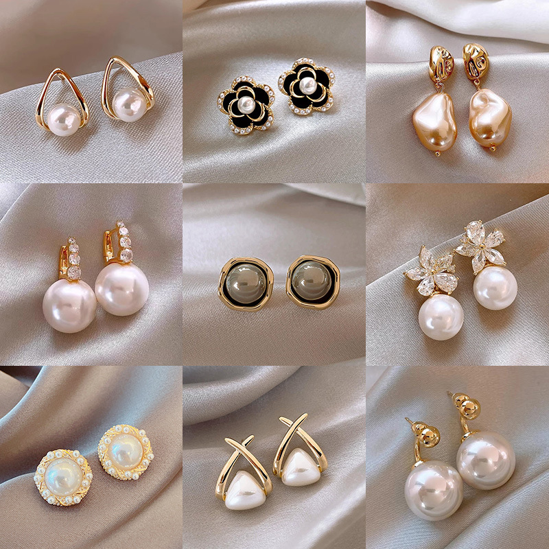 Silver needle high-end pearl flower earrings, fashionable retro light luxury earrings, French elegant temperament, internet-famous earrings for women details Picture