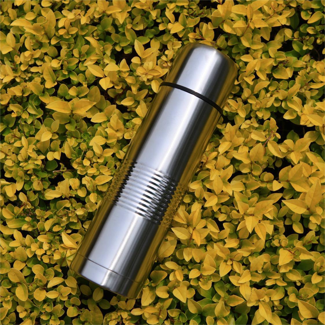 304 stainless steel bullet-shaped vacuum insulated cup, Golden Classic double-layer vacuum sports water bottle, portable travel water cup Application Scenario
