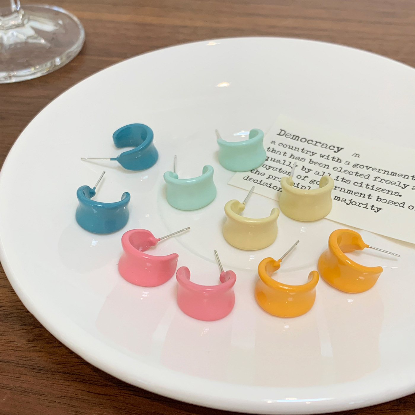 Spring and summer candy-colored enamel oil drip irregular C-shaped stud earrings for women with silver needles, unique design sense, fresh and elegant style Application Scenario