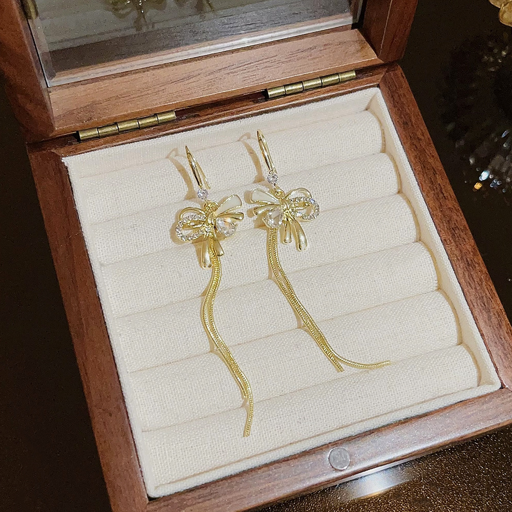 The new Korean version bow tassel earrings for autumn and winter are high-end, elegant and personalized. They are versatile and exquisite ear hook accessories for women full figure