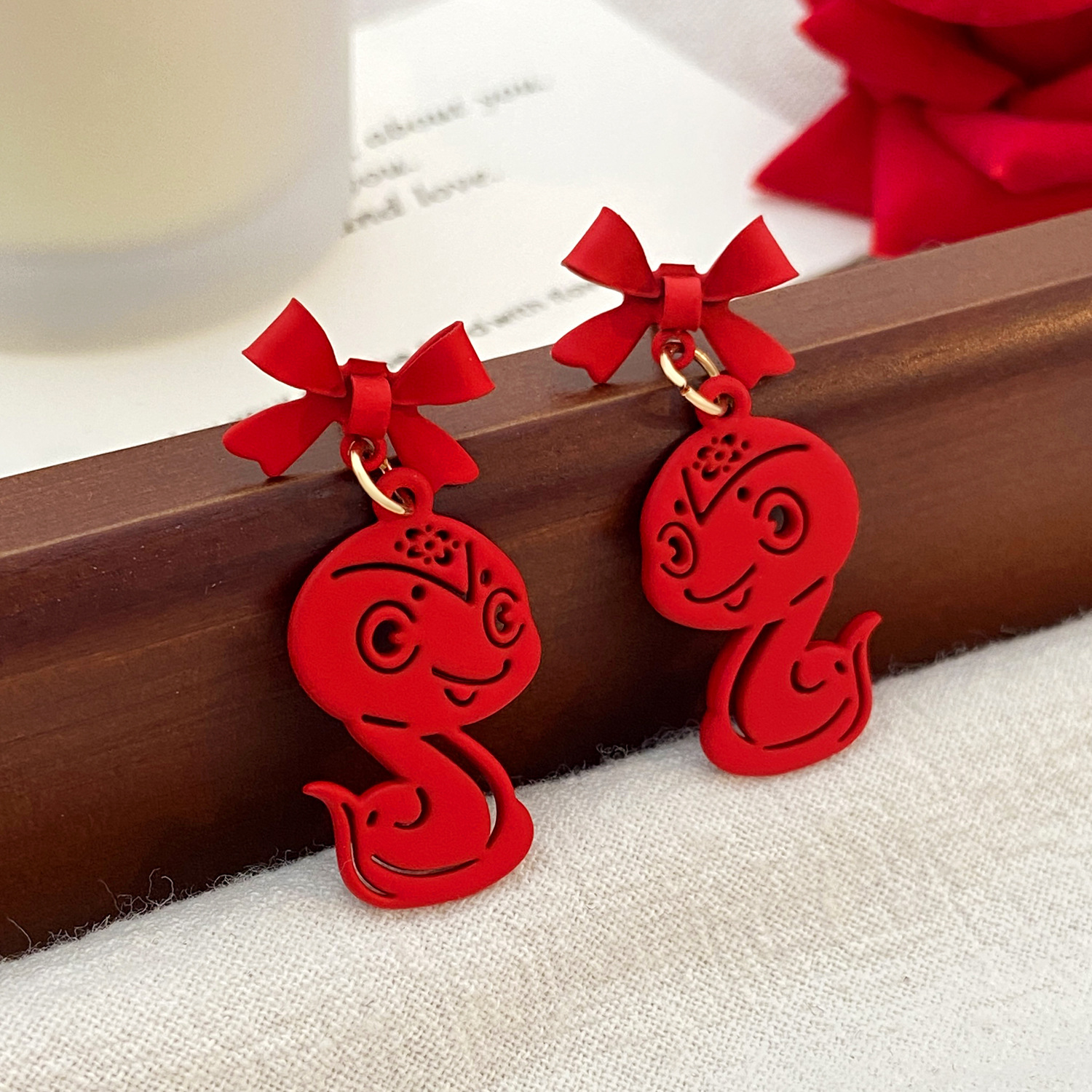 For autumn and winter, the Anke red bow zodiac snake earrings for women are a niche and high-end look. New Year's zodiac year earrings and stud earrings Application Scenario