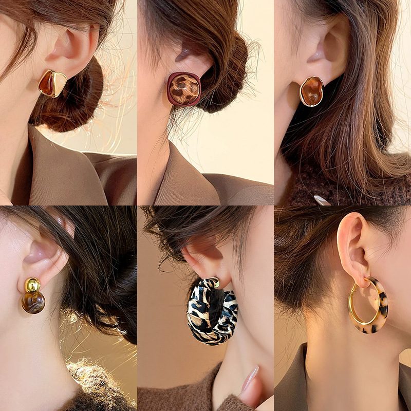 Elegant pearl stud earrings, simple and niche design, high-end autumn and winter earrings for women, 2024 new light luxury earrings wholesale Application Scenario