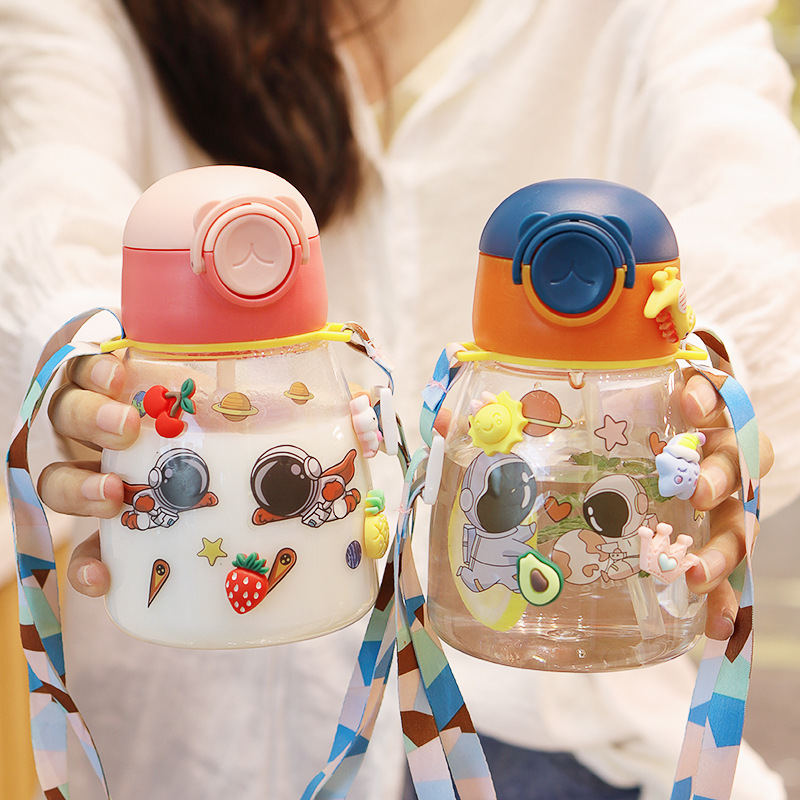 Cartoon children's plastic cups, portable large-capacity straw water cups for going out, sports students' diagonal jump outdoor jumping cups Application Scenario