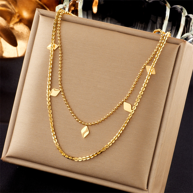 A cold and luxurious diamond-shaped sequined titanium steel double-layered design accessory necklace with a high-end European and American fashion sense full figure