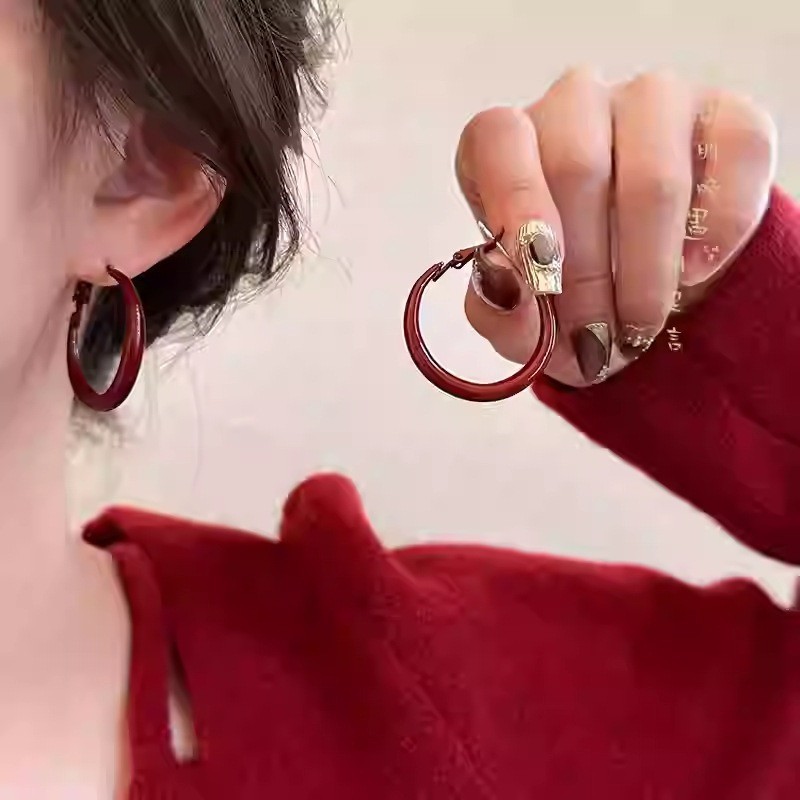 The Ankela red oil-dropping stud earrings are a niche and versatile choice. They offer a light luxury and high-end look for autumn and winter, as well as simple ear loops Application Scenario
