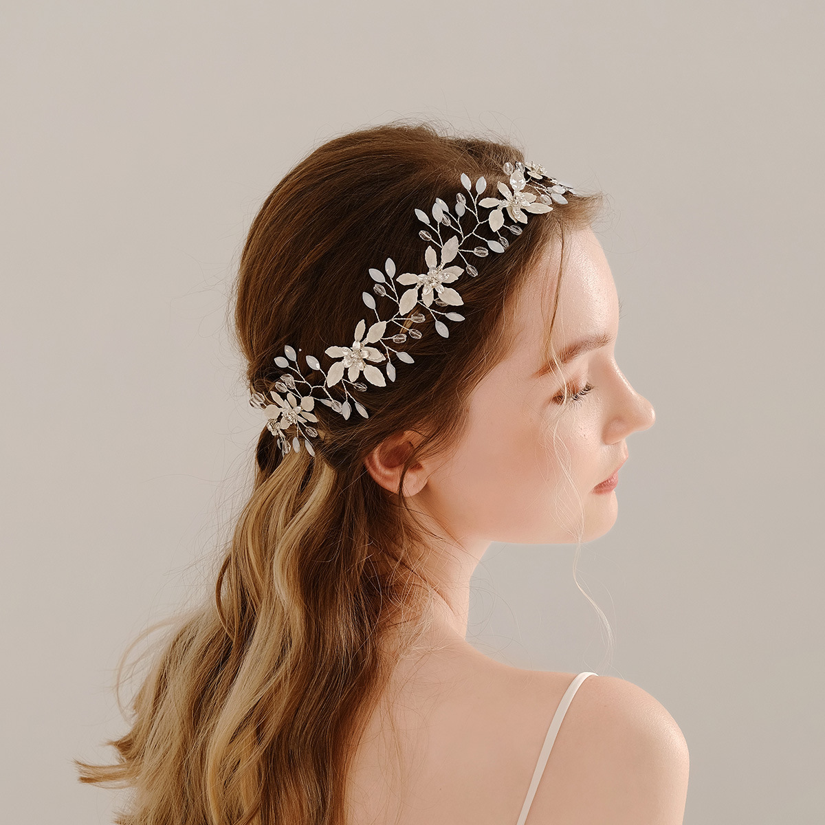 Three-piece set of European and American bride headwear, handcrafted opal headband, rhinestone flower bun, hairpin, wedding dress, evening gown and hair comb full figure
