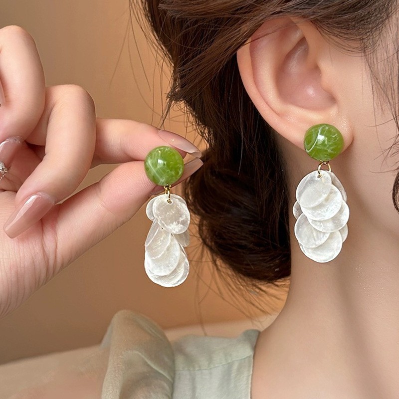 Summer seaside vacation flower earrings 2025 New niche design, high-end stud earrings, sweet and cute earrings for women Application Scenario