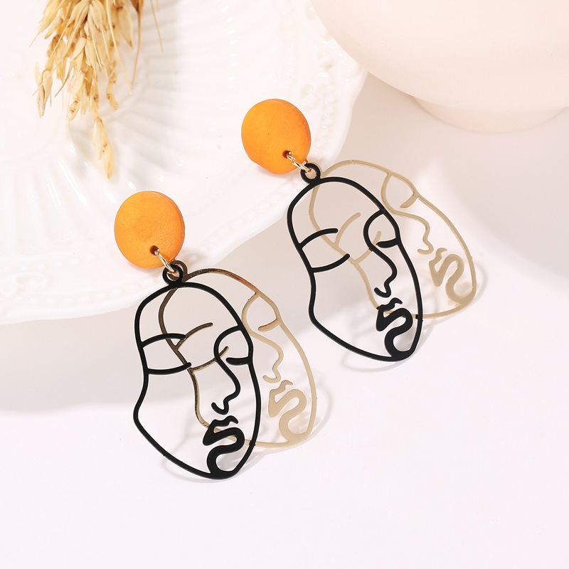 European and American Instagram influencers' funny abstract face stud earrings are selling well across borders. Creative and niche design double-sided earrings for women full figure