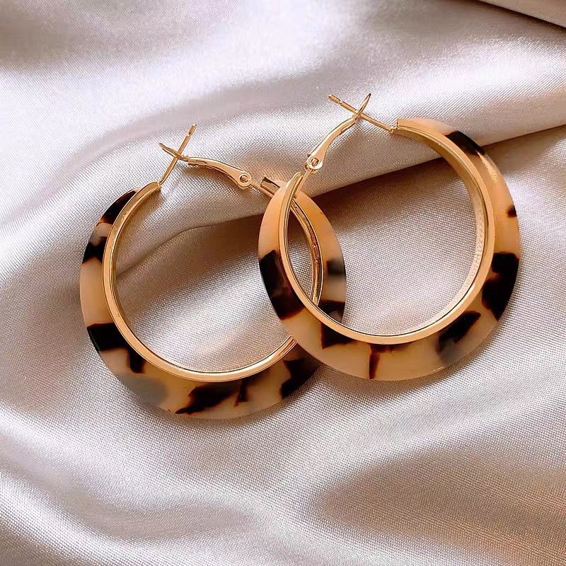 French retro leopard print plain circle large earrings, sweet and cool girl stud earrings, new 2024 commuter versatile earrings Specification drawing