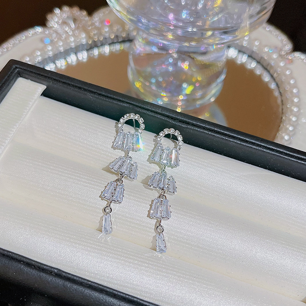 Exquisite and elegant geometric tassel earrings, women's light luxury, high-end fashion and temperament, ear studs, niche design earrings wholesale Specification drawing