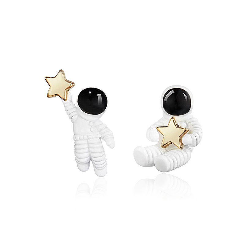 Korean version cute space astronaut star-picking stud earrings, female five-pointed star asymmetrical stud earrings, Dongdaemun earrings from South Korea Item Picture