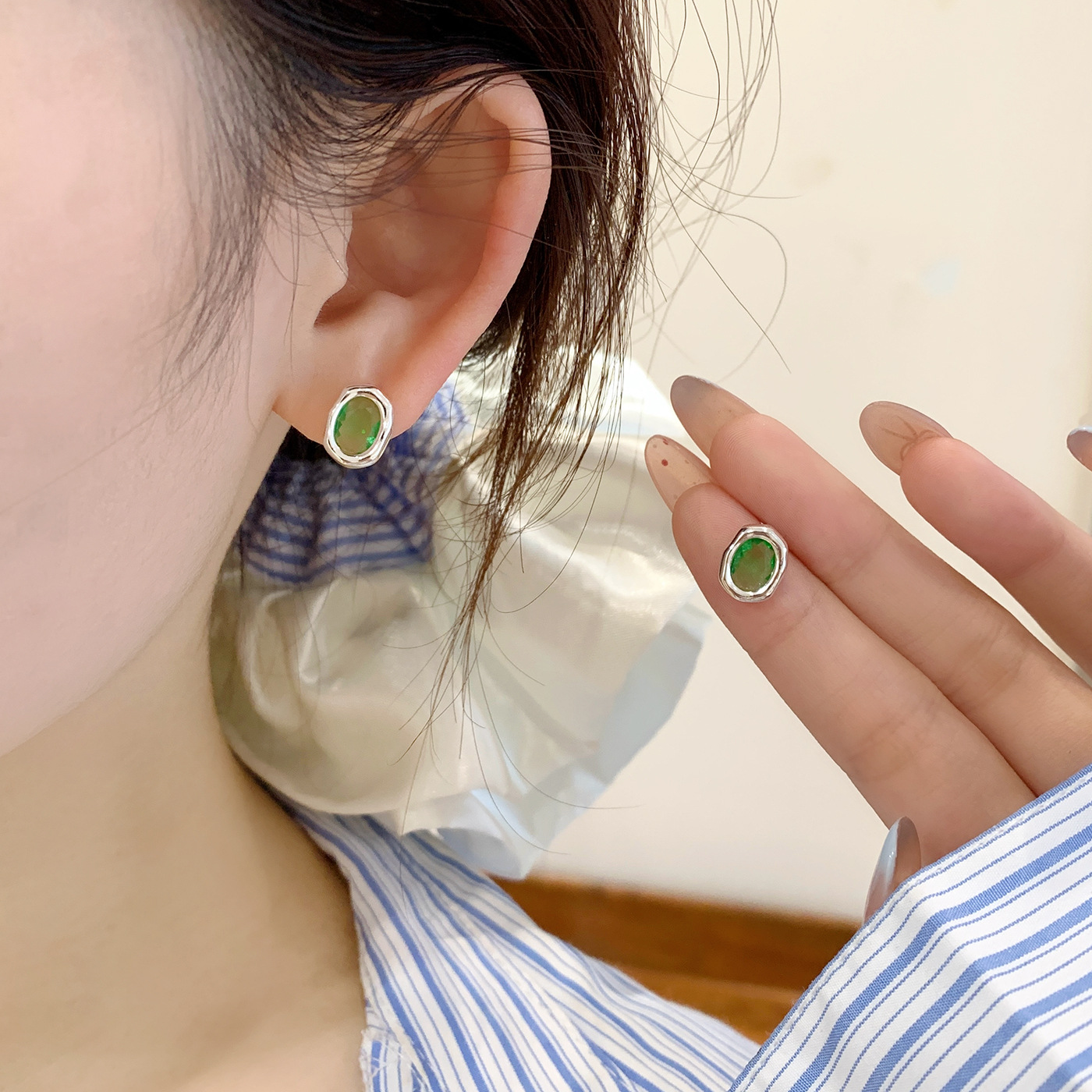 Korean-style sea blue green copper slightly inlaid zircon oval stud earrings, women's silver needle, fresh and fair, elegant and simple daily earrings Specification drawing