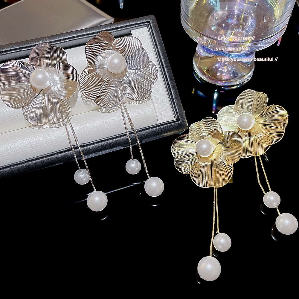 European and American bestsellers, exaggerated and unique petal earrings, light luxury and high-end style, tassel earrings, versatile and exquisite stud earrings for women full figure
