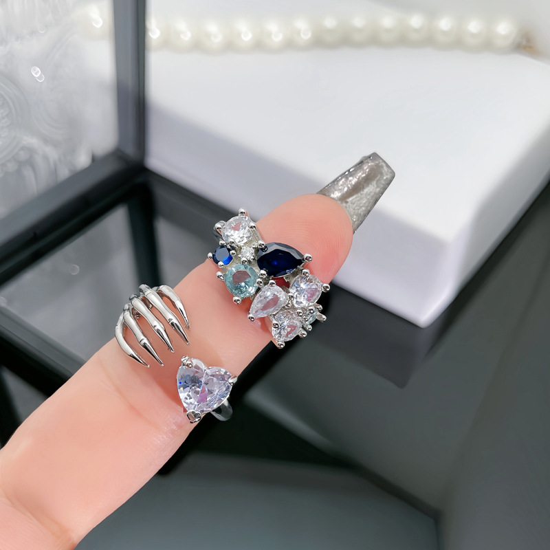 A unique Hong Kong-style, niche, sweet and cool, micro-set, exquisite open ring, a female skull hip-hop fashion, and a ring trend full of diamonds on the claws full figure