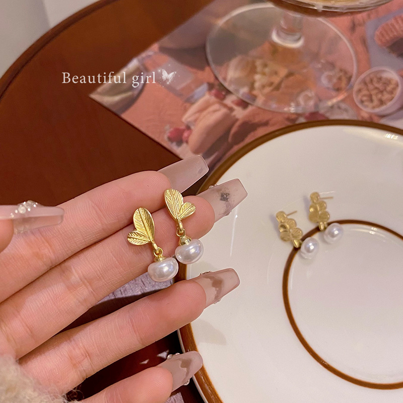 Fresh and simple leaf and flower earrings for women, trendy and niche design, simple pearl stud earrings, and trendy earrings Application Scenario