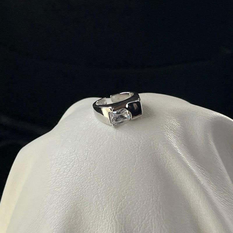 A niche Korean-style, fashionable, neutral and light luxury zircon ring for women, with a cold and aloof style and a high-end open ring Specification drawing