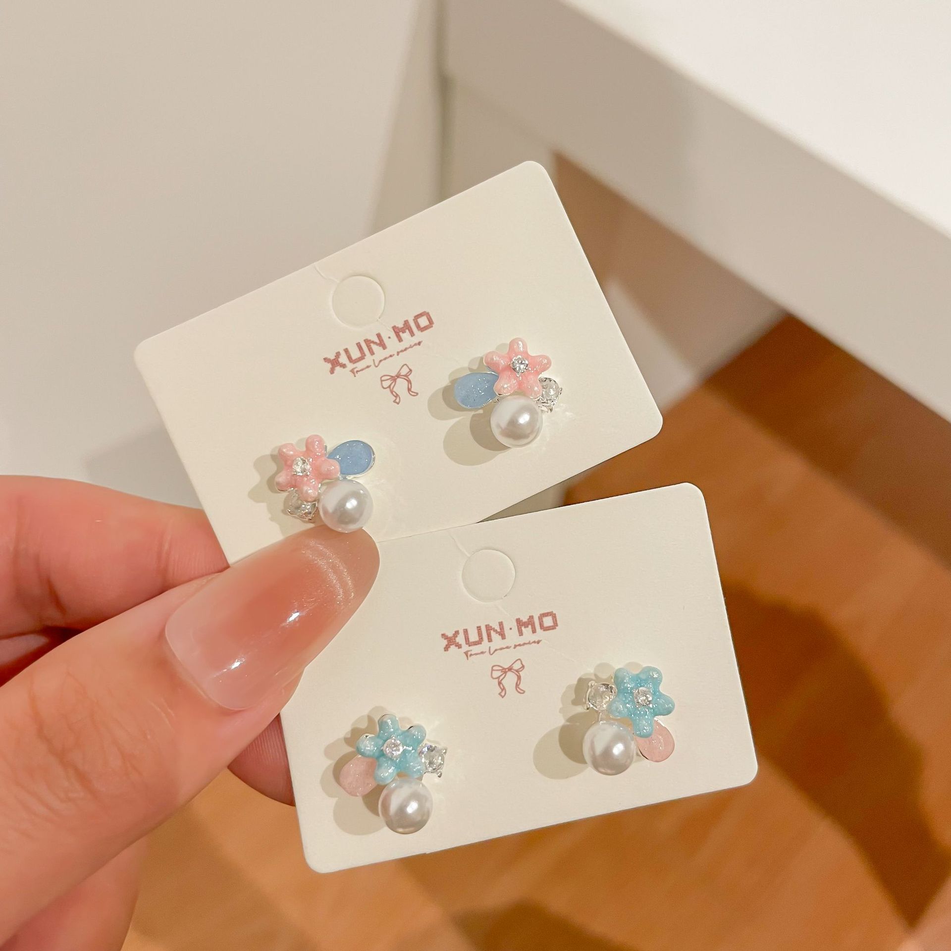 Forest-themed light blue gentle flower stud earrings for women, exquisite design sense, floral niche earrings, cute silver needle earrings full figure