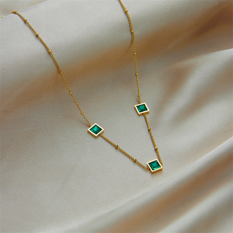 This cross-border fashionable, simple, retro, niche, light luxury square green diamond titanium steel chain necklace from Europe and America is exquisite details Picture