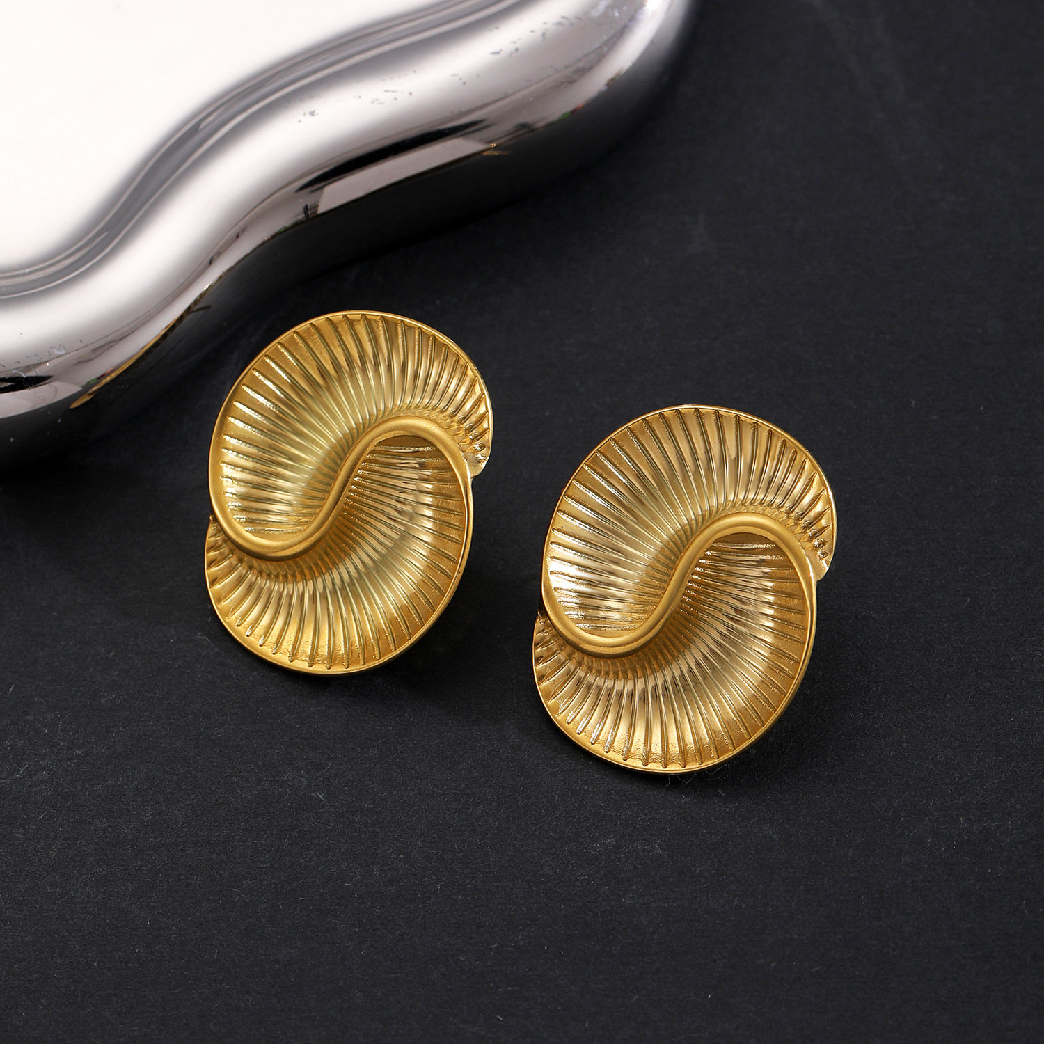 Ins-style European and American stainless steel 18k gold water drop texture spiral earrings, the same style as the Internet celebrity exaggerated vortex stud earrings for women details Picture