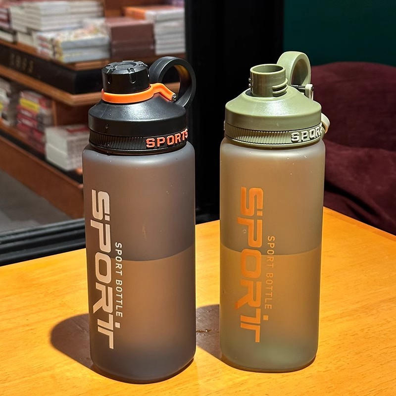 The new frosted plastic water cup has a high appearance level in summer. It is a portable cup with scales and is a niche cup for male and female students Application Scenario