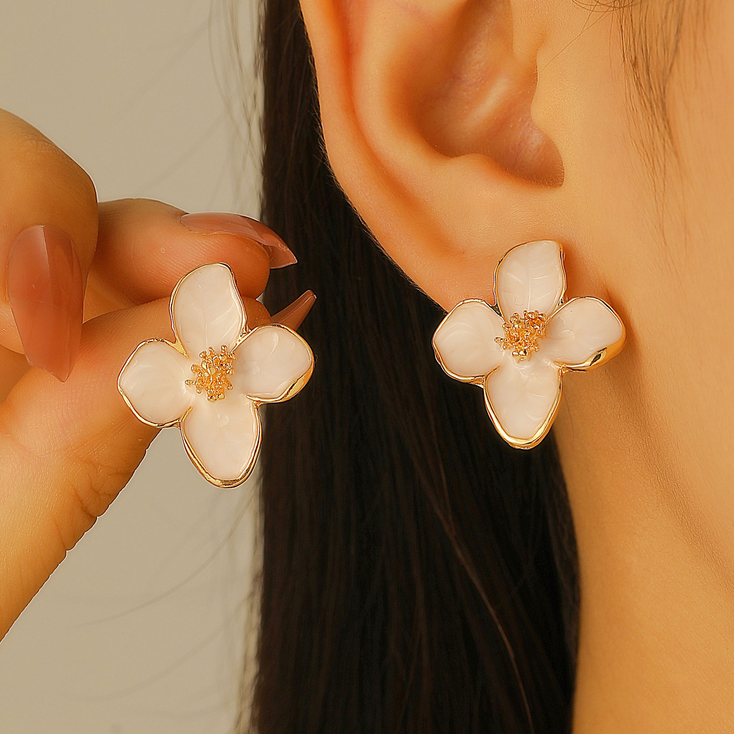 Oil petal stud earrings, four-petal flower alloy oil drip flower stud earrings, roselle three-dimensional high-end earrings for women Specification drawing