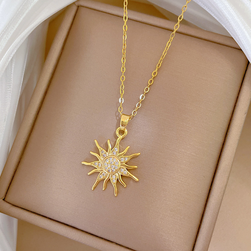 【 Titanium Steel 】 European and American sunflower full diamond light luxury style, luxurious full diamond necklace, versatile for women, collarbone chain, titanium steel Application Scenario
