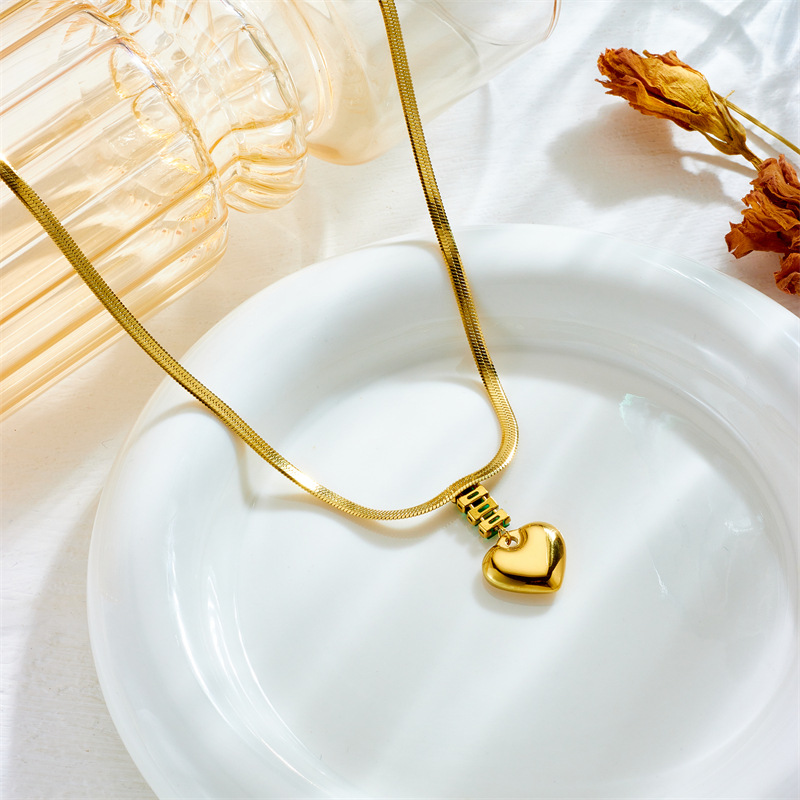 European and American fashion retro diamond-encrusted heart pendant, blade collarbone chain, metal titanium steel jewelry, high-end necklace details Picture
