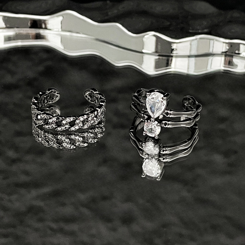 Sweet and cool dark bamboo joint irregular zircon micro-inlaid fashionable open ring, a unique chain ring design for women Application Scenario