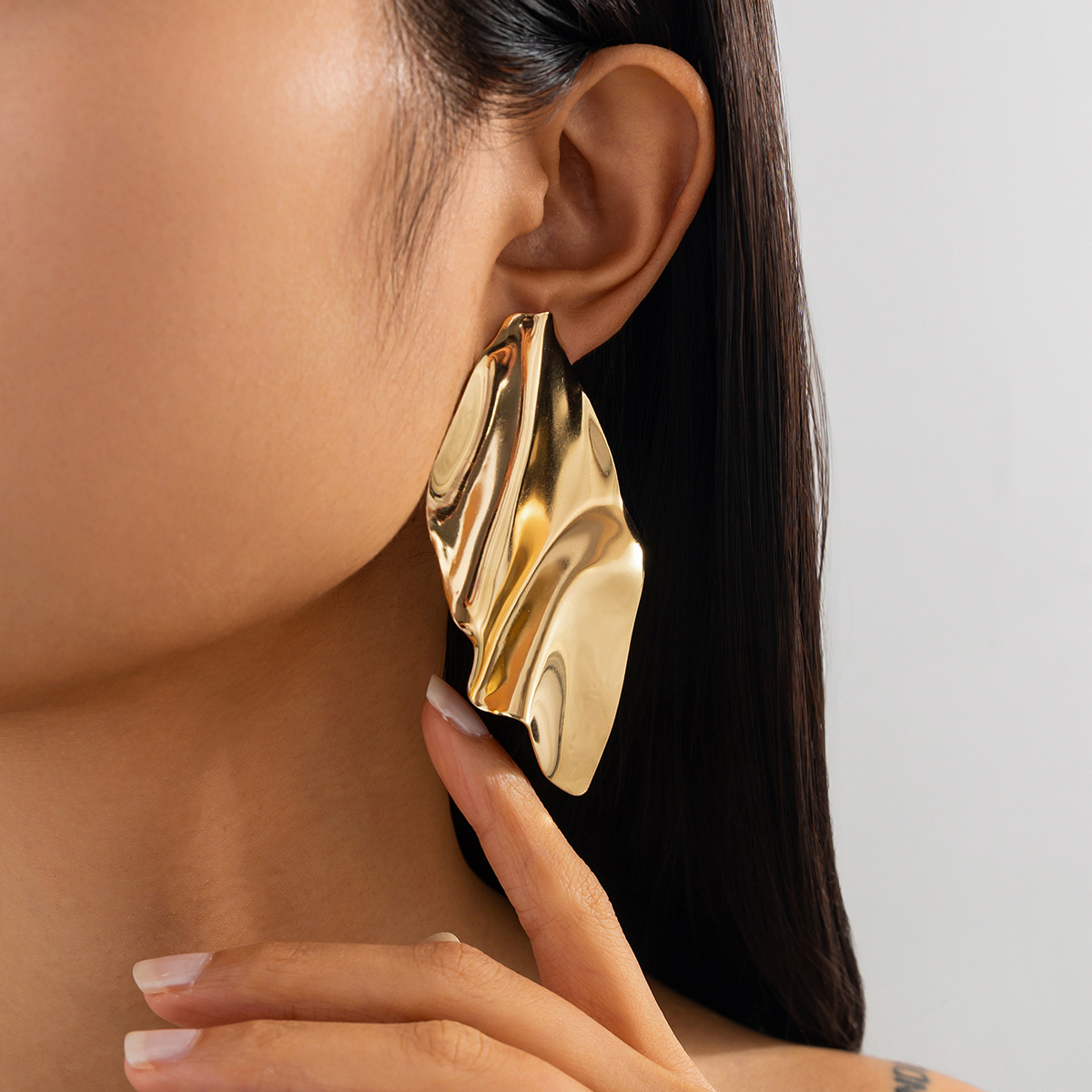 Retro geometry Earrings unique liquid style sunflower stud Earrings for women, European and American niche water drop earrings and accessories Application Scenario