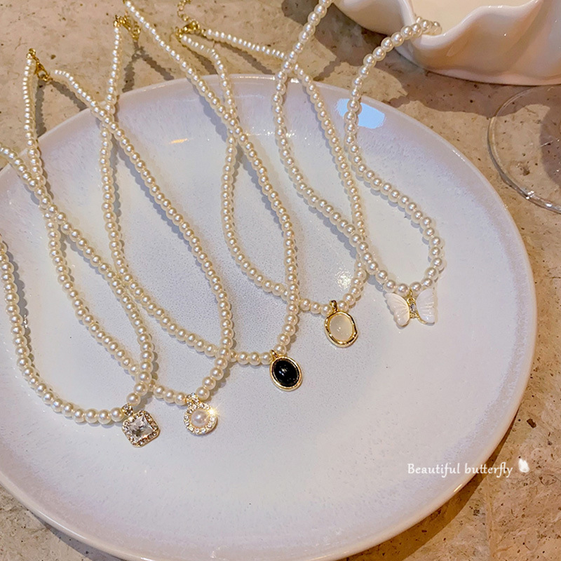 The new Baklok pearl necklace from South Korea is a versatile women's matching heart-shaped pendant with a high-end and light luxury collarbone chain accessory details Picture
