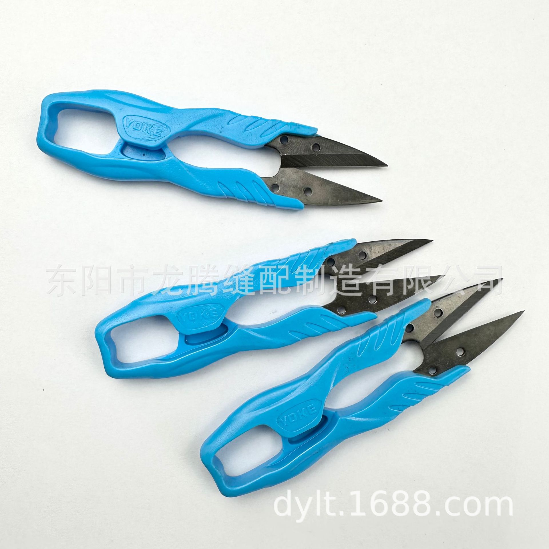 YOKE Blue small plastic-handled yarn scissors, practical U-shaped scissors for thread removal, small scissors for clothing with thread ends Application Scenario