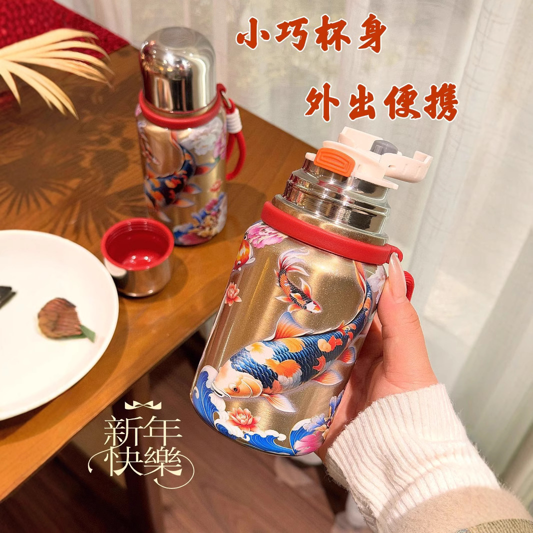 304 stainless steel Little Panda Peacock Insulated Cup, outdoor portable pocket cup with handle ring, double-layer vacuum portable cup Application Scenario