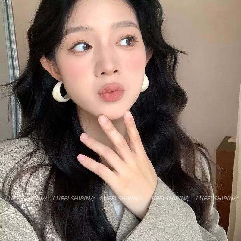 Retro Hong Kong-style earrings and ear rings for women, a new bestseller in 2025, with a high-end and niche design. Earrings and vacation style earrings Application Scenario