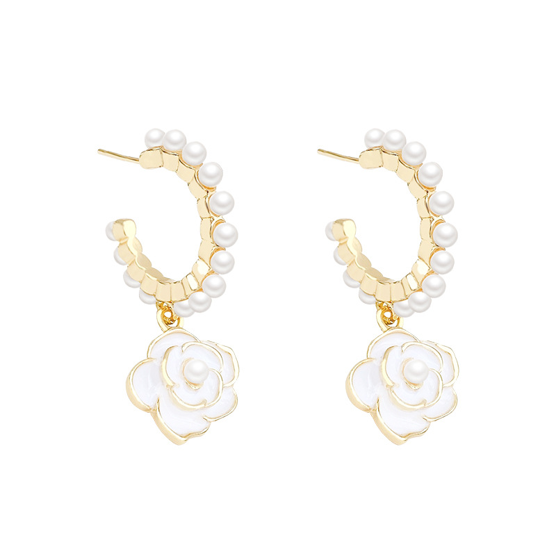 The new Korean camellia pearl earrings feature a light luxury style for women, a niche and high-end design, and are versatile and elegant stud earrings Item Picture