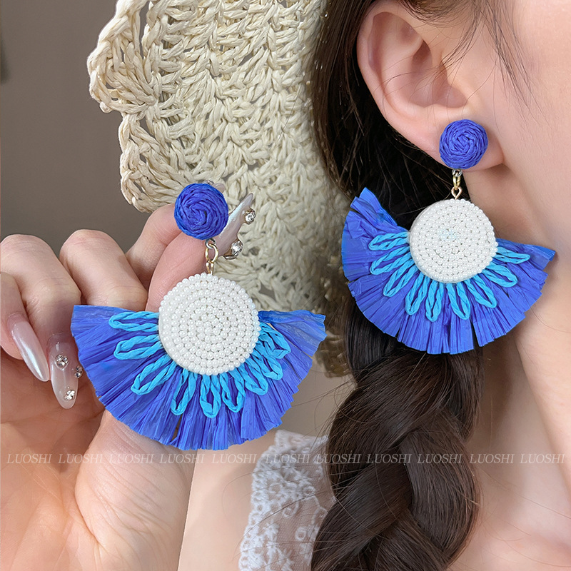 Vacation-style large skirt hem ear studs for women, high-end and face-enhancing small earrings, 2025 new bestsellers, elegant and stylish earrings and earrings full figure