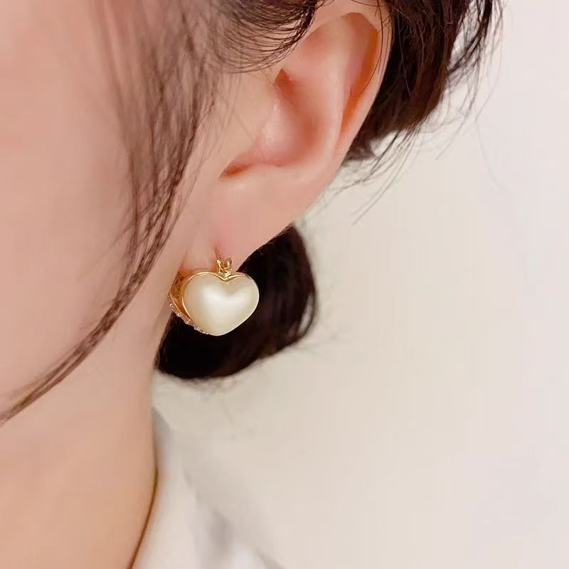 Light luxury design sense double-sided heart-shaped ear buckles, fashionable and elegant, pearl ear studs, simple and versatile earrings wholesale details Picture