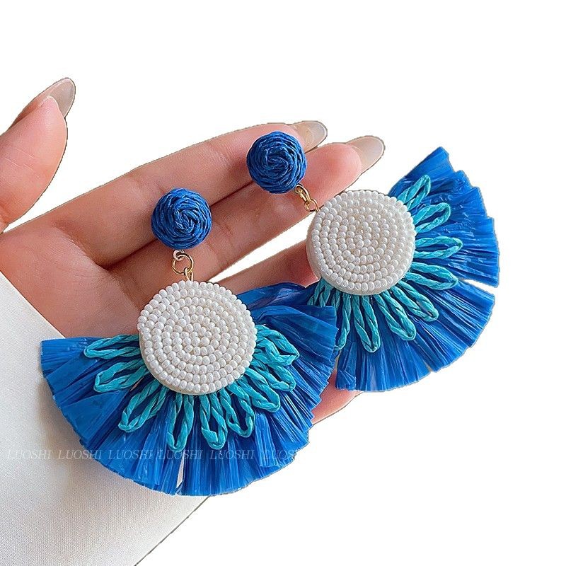 Vacation-style large skirt hem ear studs for women, high-end and face-enhancing small earrings, 2025 new bestsellers, elegant and stylish earrings and earrings Item Picture