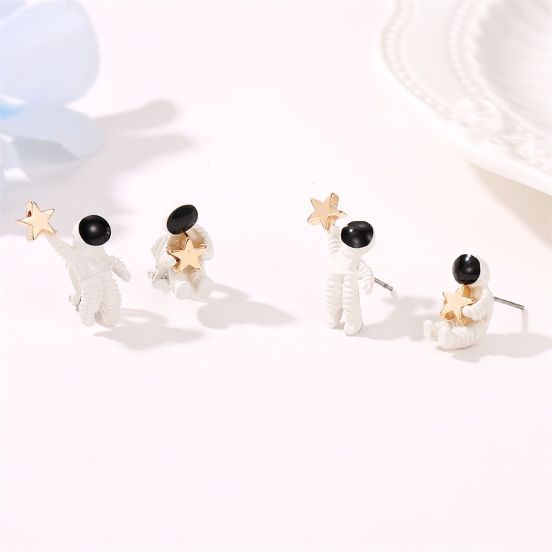 Korean version cute space astronaut star-picking stud earrings, female five-pointed star asymmetrical stud earrings, Dongdaemun earrings from South Korea Specification drawing