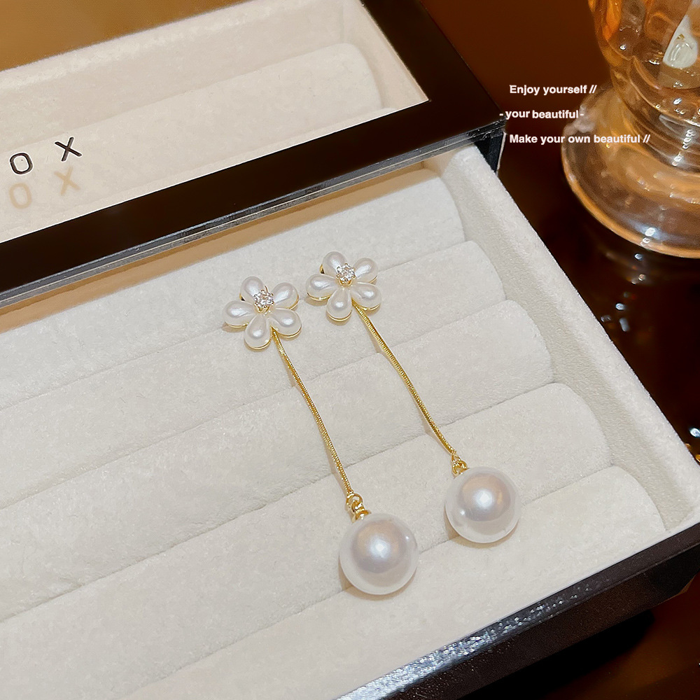 A sweet and fresh summer new collection: A pair of flower-shaped earrings with two pairs, fashionable and elegant. Long, simple and versatile earrings for women Specification drawing