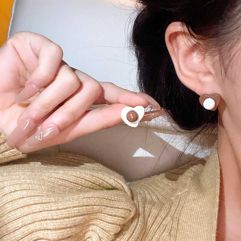 S925 silver stud earrings with contrasting colors, heart-shaped earrings, exude a sense of fashion and sophistication for women. They are simple and versatile, making them a bestseller for autumn and winter details Picture