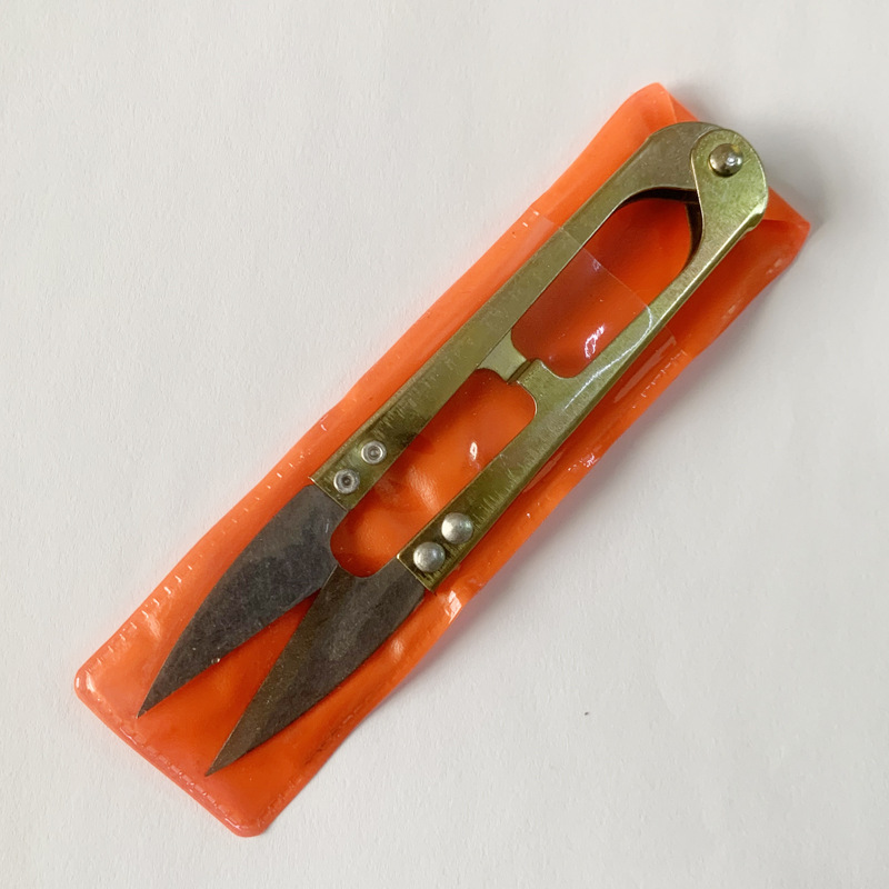 Wholesale of small scissors for cutting thread ends, U-shaped spring yarn scissors, color spray-painted cross-stitch fishing line small scissors undefined