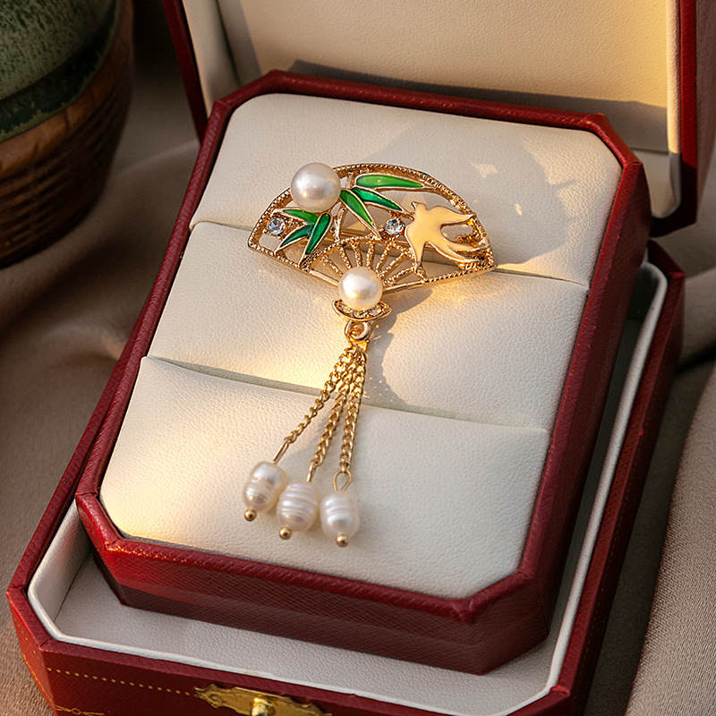 Chinese-style fan-shaped retro tassel hollowed-out brooch, national trend lily of the valley flower, Hanfu cheongsam accessory, design sense corsages Application Scenario