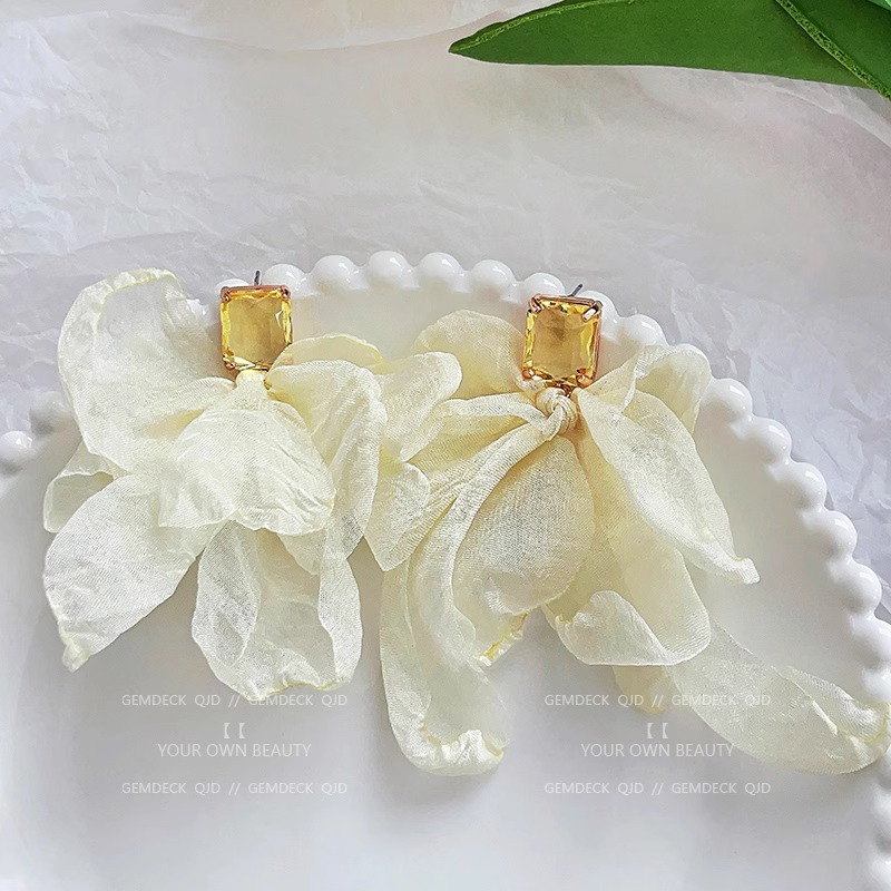 The atmosphere is super fairy-like. The high-end design of the chiffon earrings, silver needles, exaggerated vacation style earrings, women's ear clips, and elegant stud earrings Application Scenario