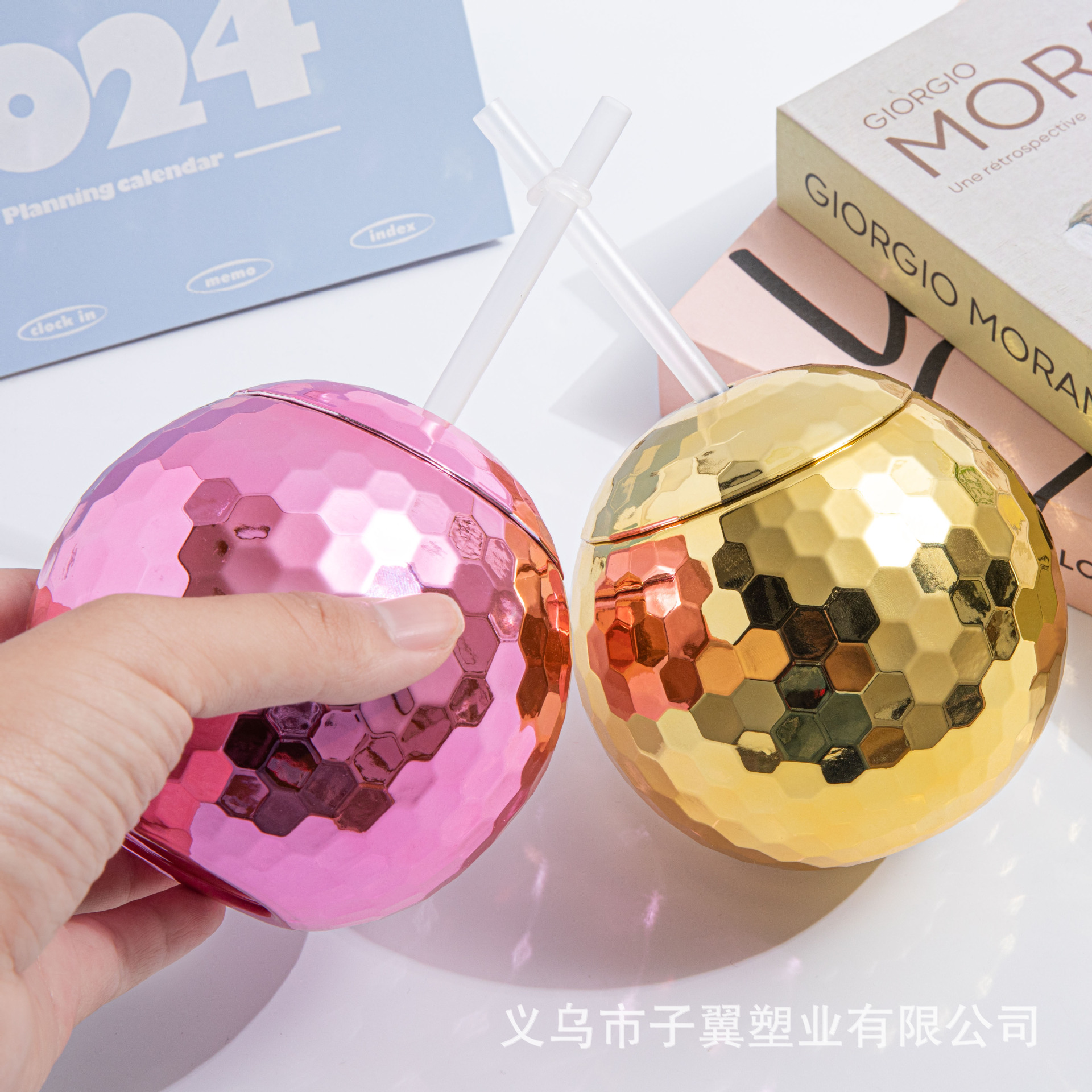 Creative and simple DISCO ball drinking cup 600ML, factory stock wholesale, portable lid new plastic cup Application Scenario