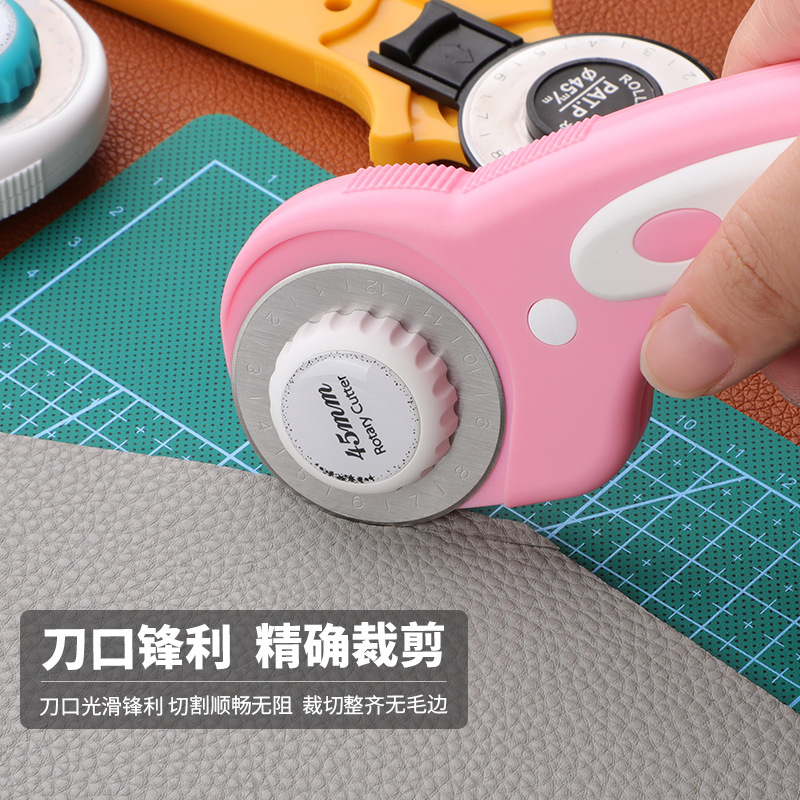 Manual roller fabric cutting knife, leather cutting knife, paper cutting knife, circular wallpaper knife, roller knife, dashed line, curve, wavy line, utility knife Specification drawing